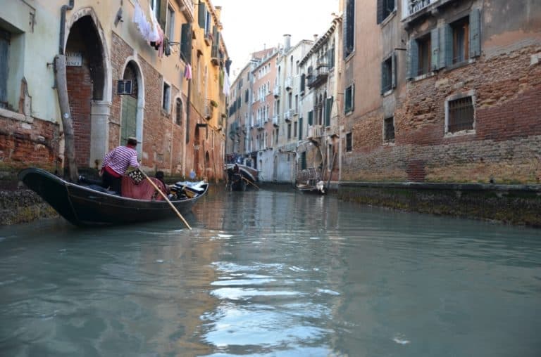 gondola – gondola e vecchie case, Ott.2015 (Venezia)