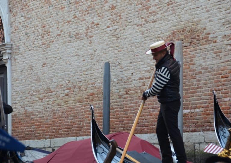 gondola – gondoliere e muro di mattoni, Ott.2015 (Venezia)