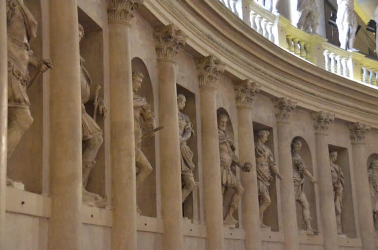 Vicenza – Olympic Theatre, statues on the wall, Jun.2016 (Veneto)