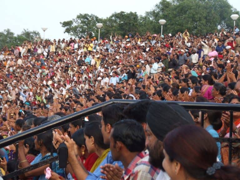 India, Wagah – folla , set. 2006 (Amritsar)