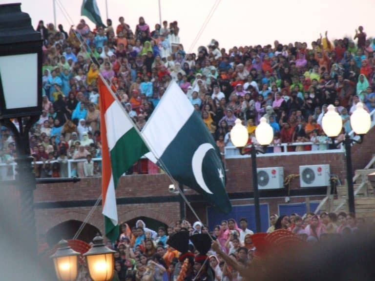 India, Wagah – bandiere, set. 2006 (Amritsar)