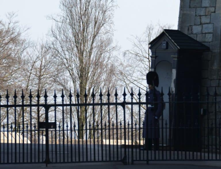 Inghilterra, Windsor  – recinzione e guardia, mar.2014 (Windsor)