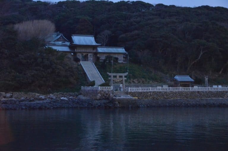 Giappone, Yobuko – tempio sulla riva, gen. 2014 (Kyushu)