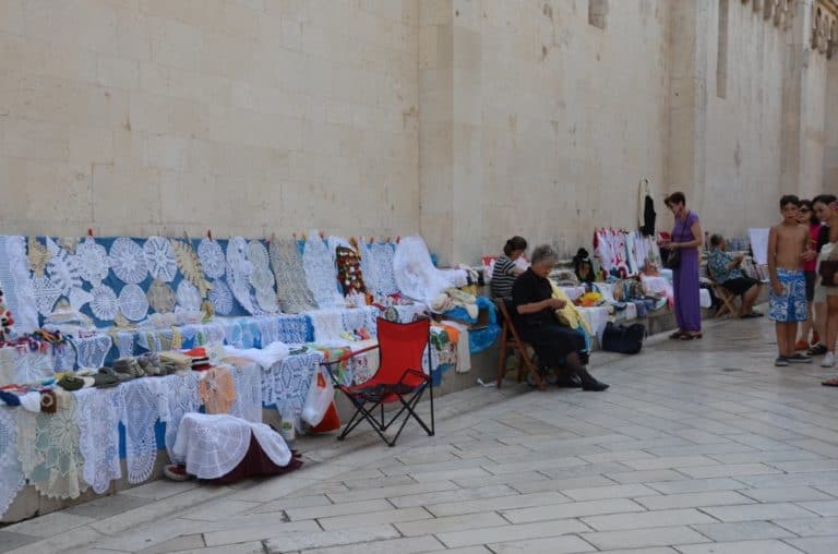 Donne vicino la cattedrale a Zara