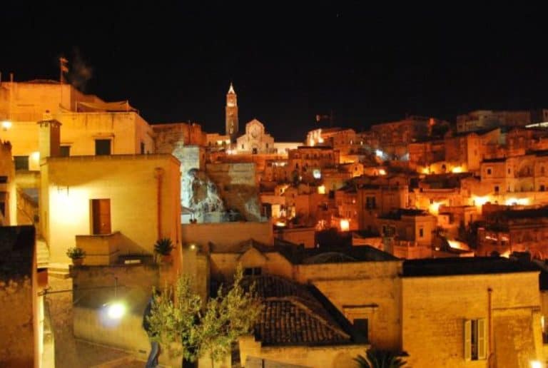Un incantevole panorama notturno a Matera