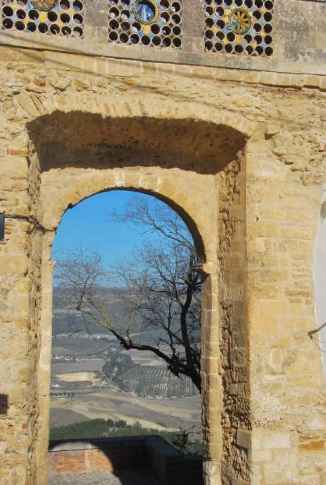 イタリア、モンテスカリオーゾ－門 2011年 (プーリア州)
