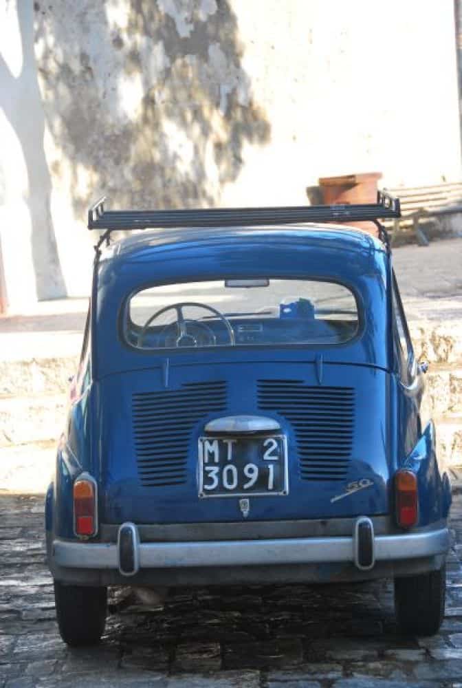 イタリア、モンテスカリオーゾ－車 2011年 (プーリア州)