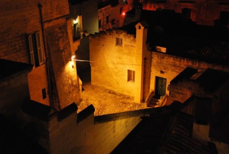 イタリア、マテーラ－夜道 2011年 (プーリア州)
