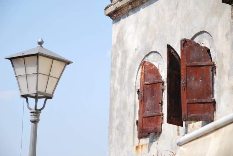 lampione-mostar-antiche-finestre