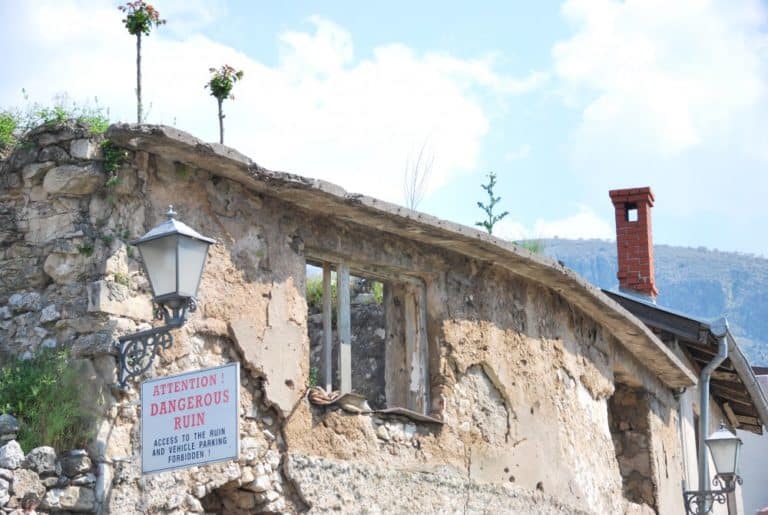 mostar-case-pericol-cartello-alert