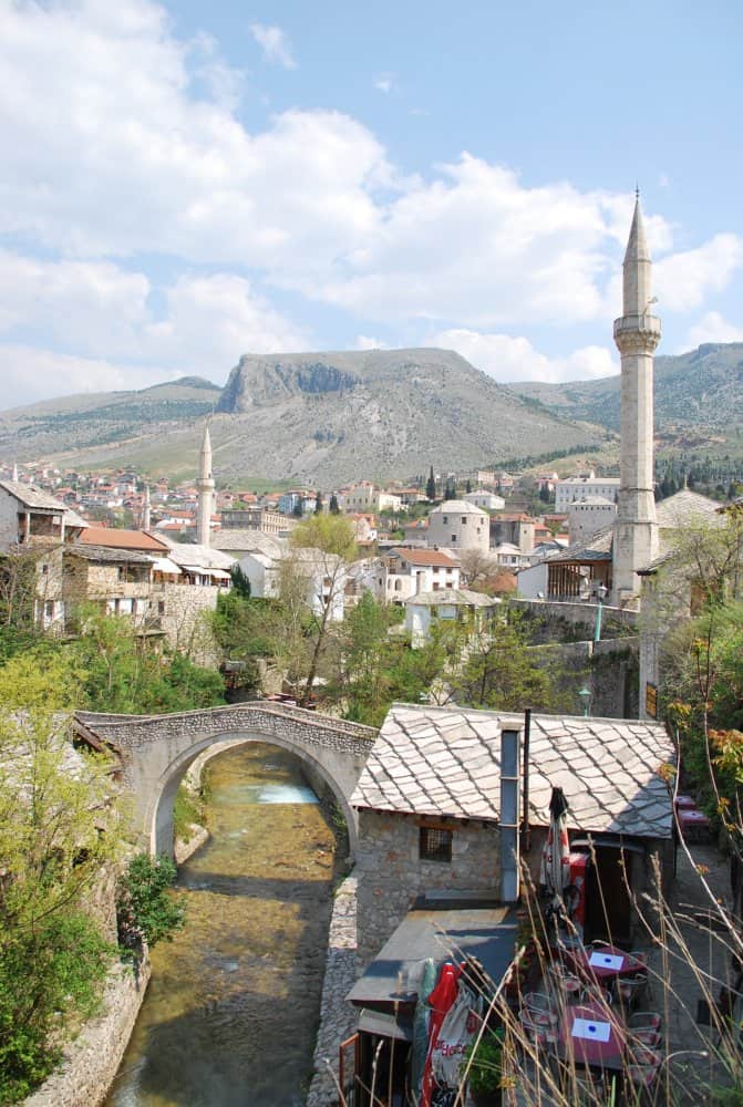 minareto-ponte-montagne-mostar-panorama