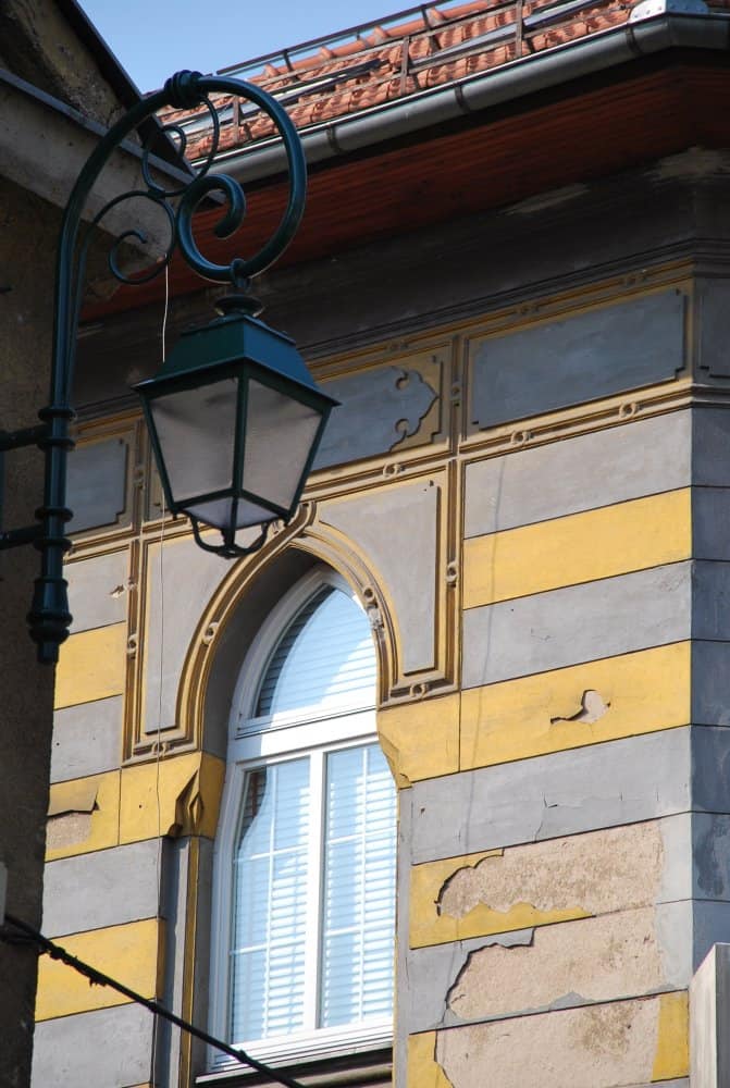 Sarajevo – striped wall, April 2009 (Sarajevo)