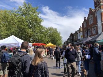 gente a passeggio nel mercato di Chiswick 