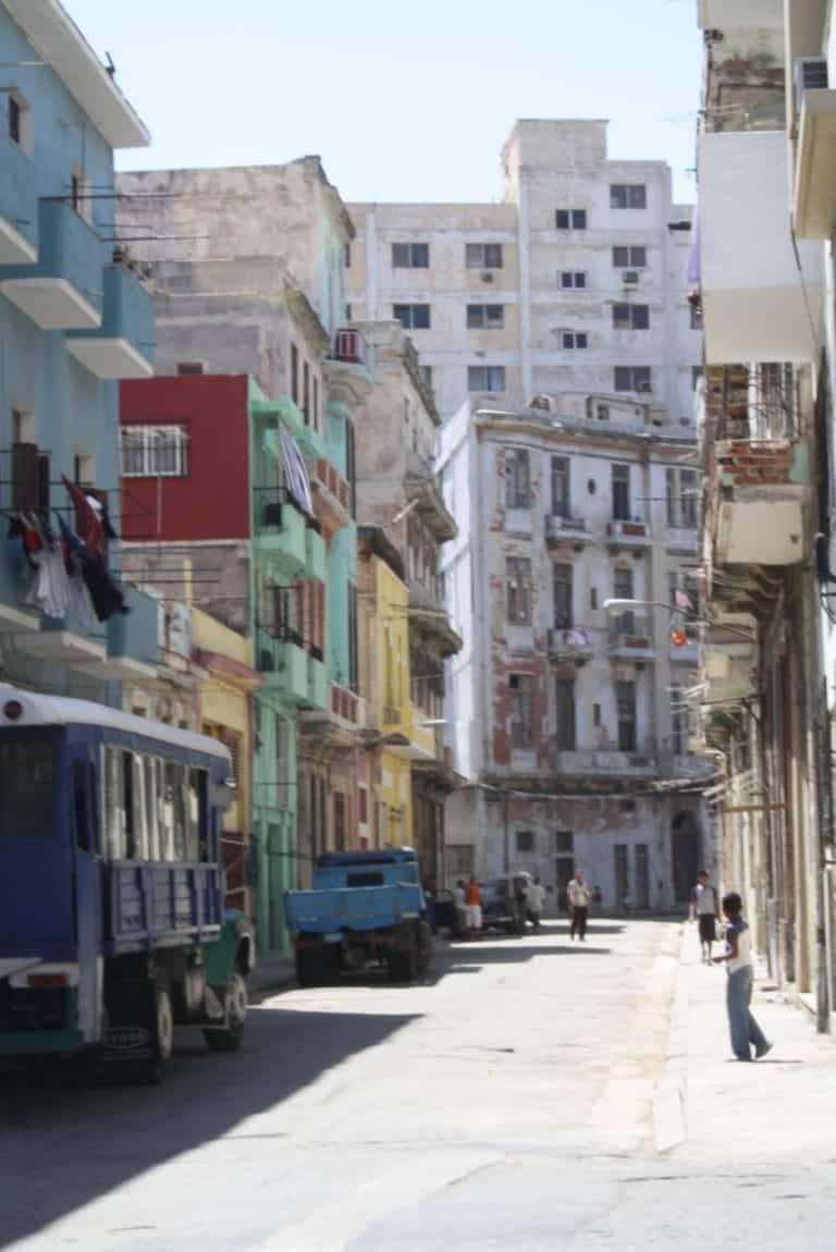 cuba-havana-road-in-the-old-enter