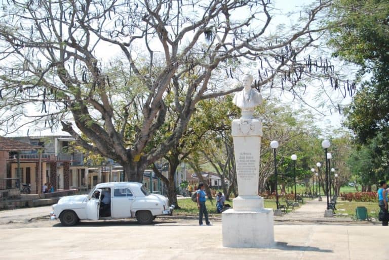 Cuba, Rodus – white car, spring 2010