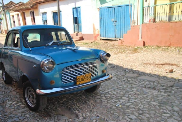 Cuba, Trinidad – piccola auto blu, primavera 2010