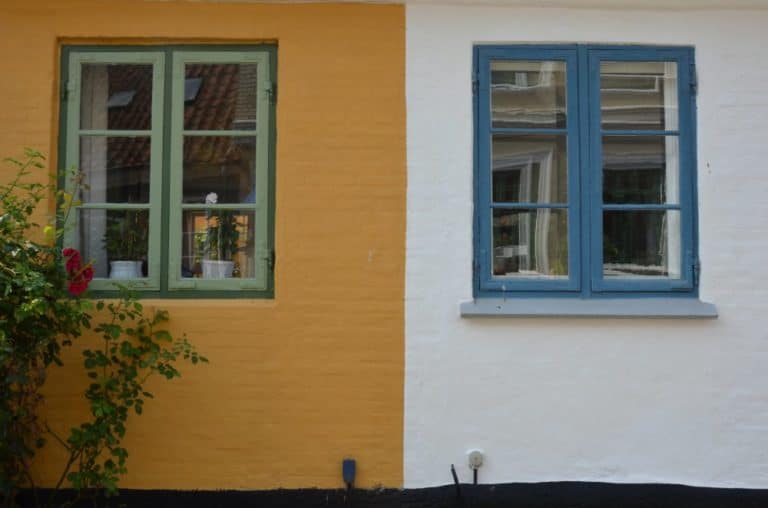 Denmark, Aeroskobing – white wall, yellow wall, Aug. 2012 (Aero)