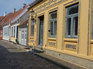 デンマーク、エーロスキュービン－白い壁と黄色い壁 2012年8月