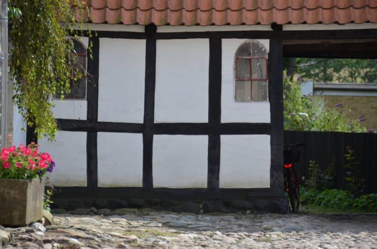 Denmark, Aeroskobing – pink flowers and house, Aug. 2012 (Aero)