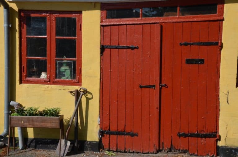 Denmark, Aeroskobing – red door and window, Aug. 2012 (Aero)