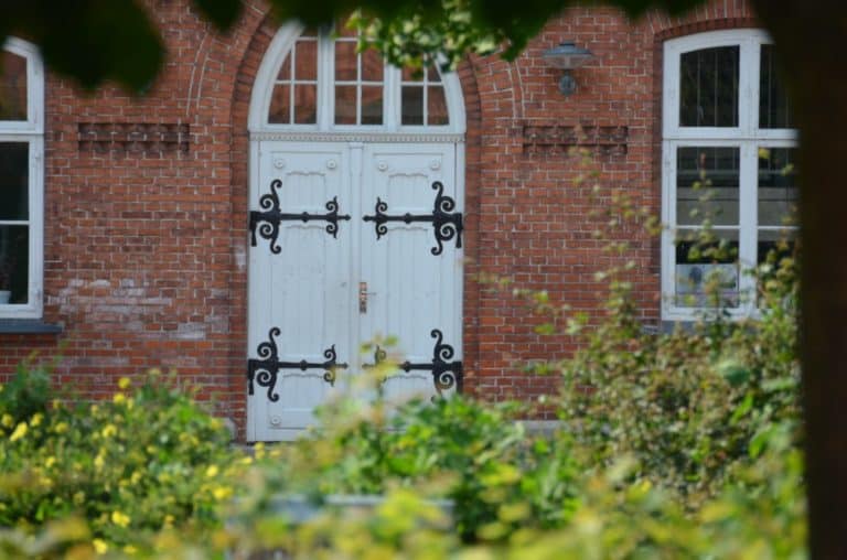 Denmark, Aeroskobing – white door, Aug. 2012 (Aero)