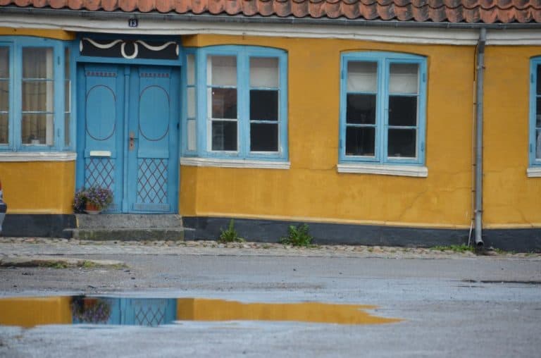 Denmark, Ribe – blue and yellow, July2012 (Ribe)