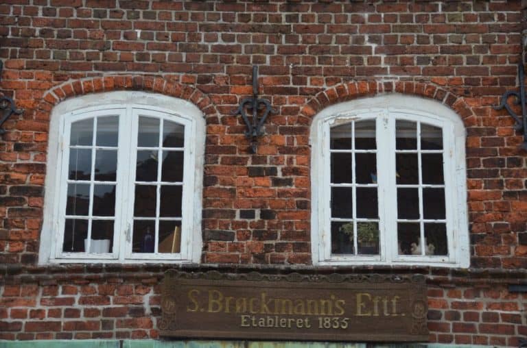 Denmark, Ribe – 2 windows, July2012 (Ribe)