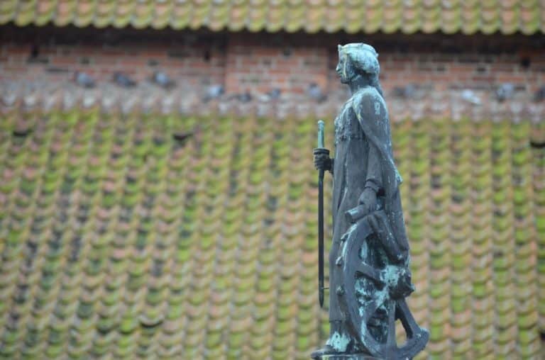 Denmark, Ribe – roof and statue, July2012 (Ribe)