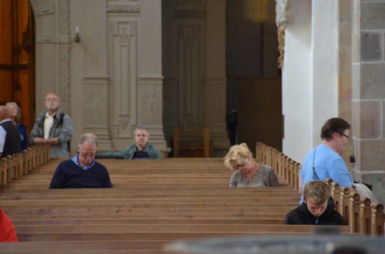 Danimarca, Ribe – persone in chiesa, luglio 2012 (Ribe)