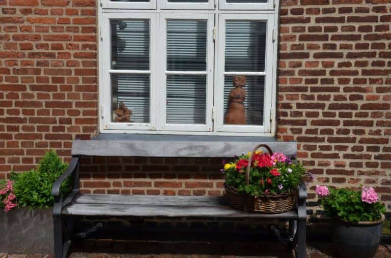 Danimarca, Ribe – finestra, panchina e fiori, luglio 2012 (Ribe)