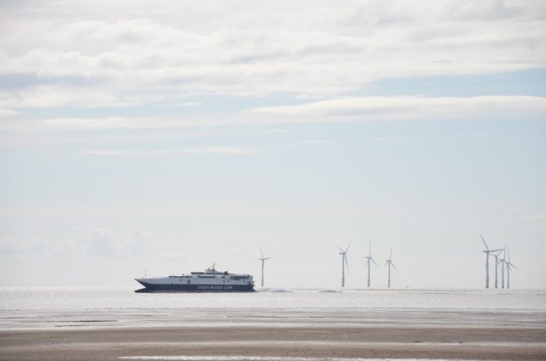 Inghilterra, Crosby Beach – nave, giugno 2012