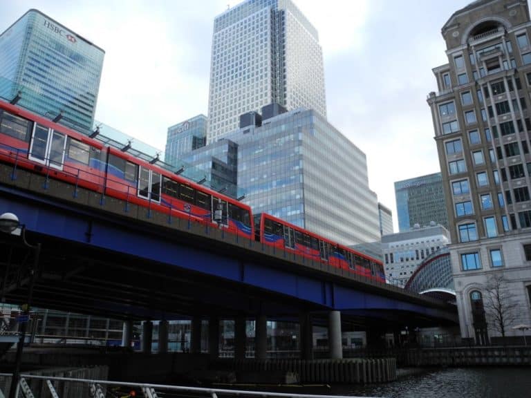 イングランド、ロンドン－列車とビル (ロンドン)