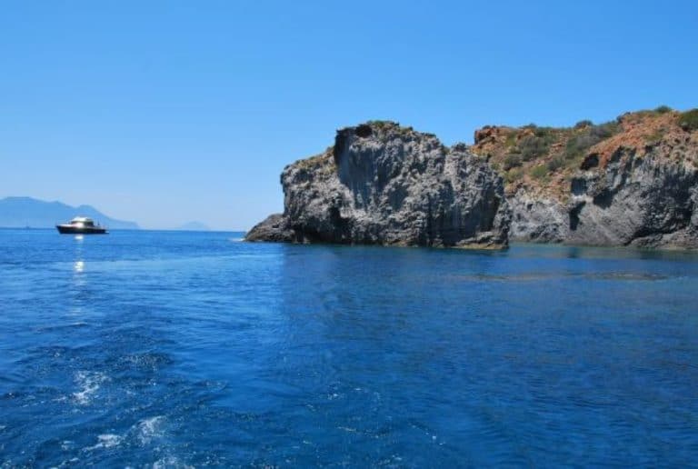 Los fumaroles en el mar de la Isla Panarea