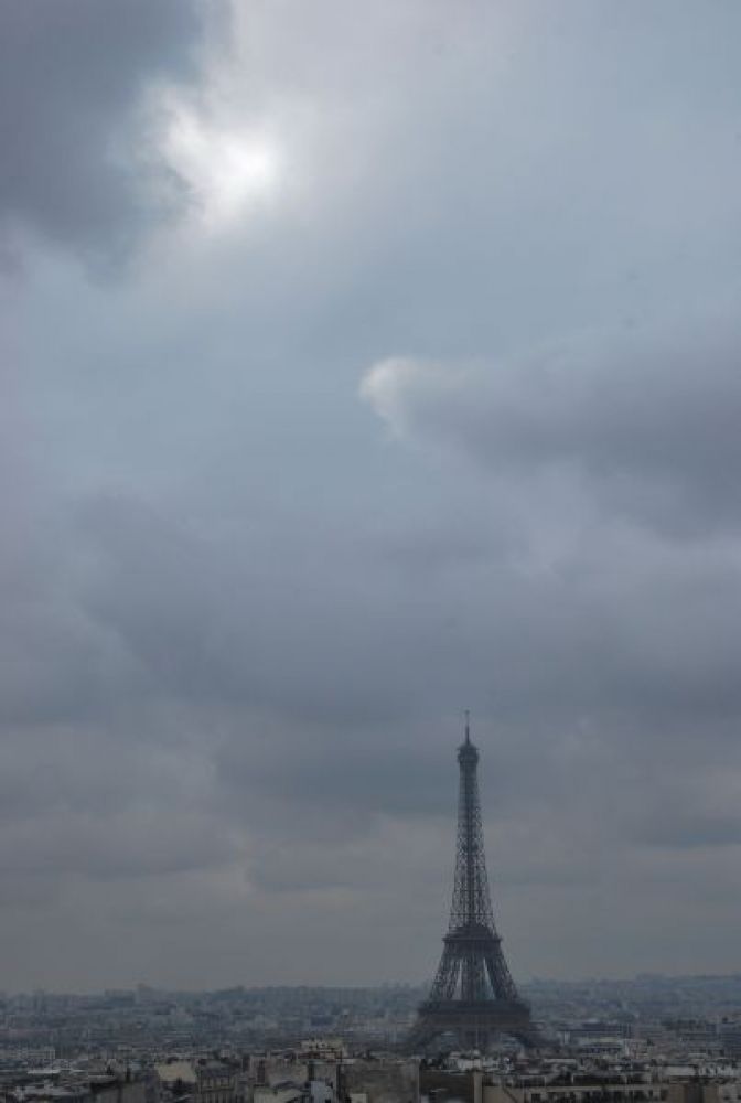 France, Paris – grey sky, 2012 (París)