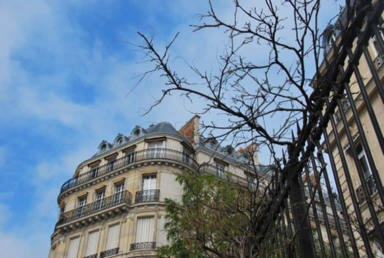 France, Paris – house and blue sky, 2012 (París)