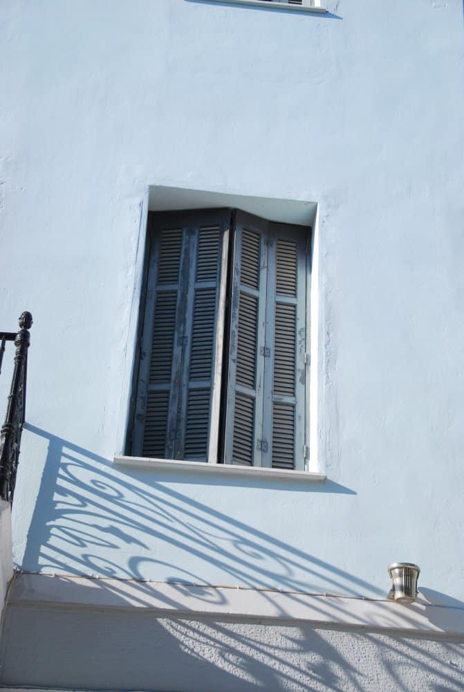 Grecia, Atene – finestra e ombra, agosto 2009 (Atene)