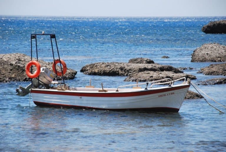 Grecia, Creta – barca e rocce, agosto 2009 (Creta)