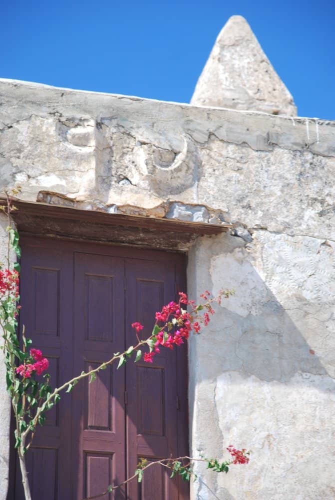 Grecia, Creta – porta marrone e fiori, agosto 2009 (Creta)