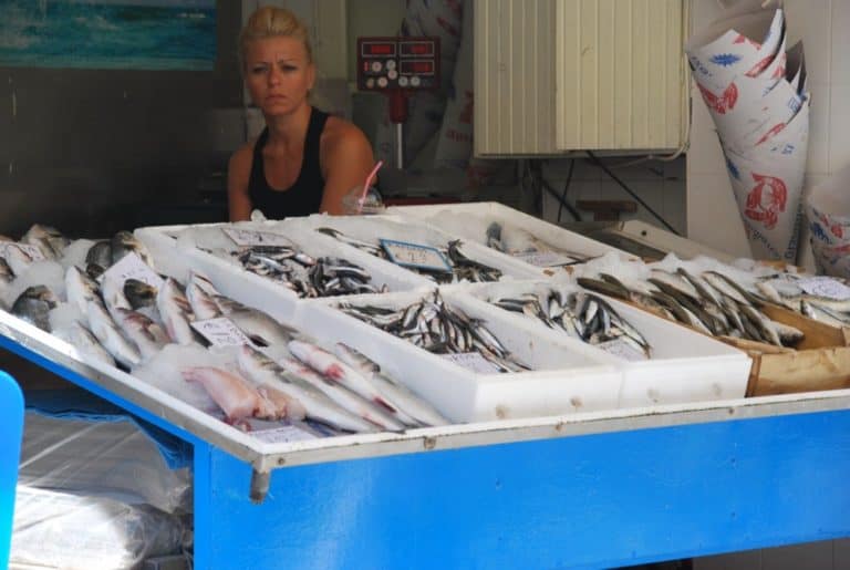 Grecia, Rethymno – pescivendolo, agosto 2009 (Creta)
