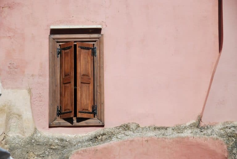 Grecia, Rethymno – muro rosa con finestra, agosto 2009 (Creta)