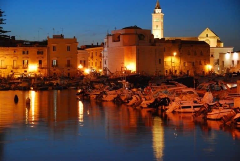 At night in Trani