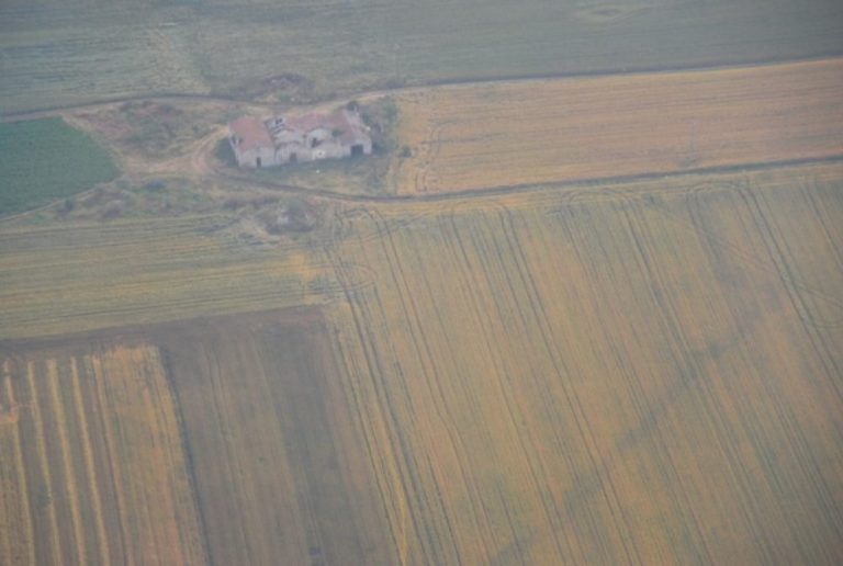 イタリア、トレミティ－畑の中の家 2011年 (プーリア州)