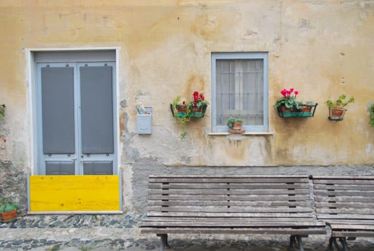 Italia, Finalborgo – panchina e casa gialla, dicembre 2012 (Liguria)