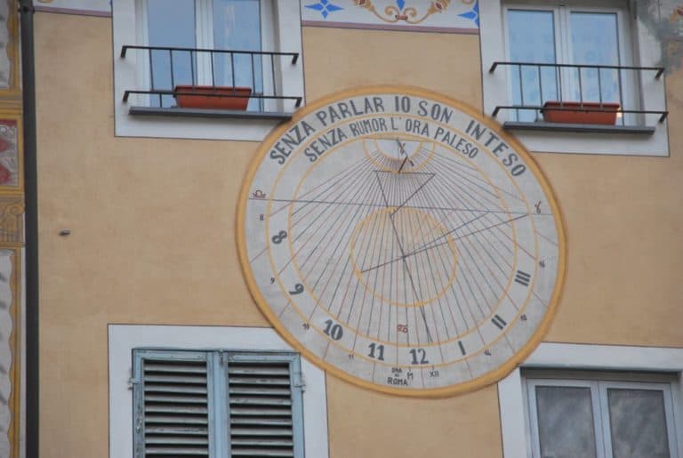 Italia, Finalborgo – meridiana, dicembre 2012 (Liguria)