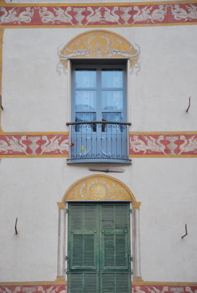 Italy, Final Borgo – two windows, Dec.2012 (Liguria)