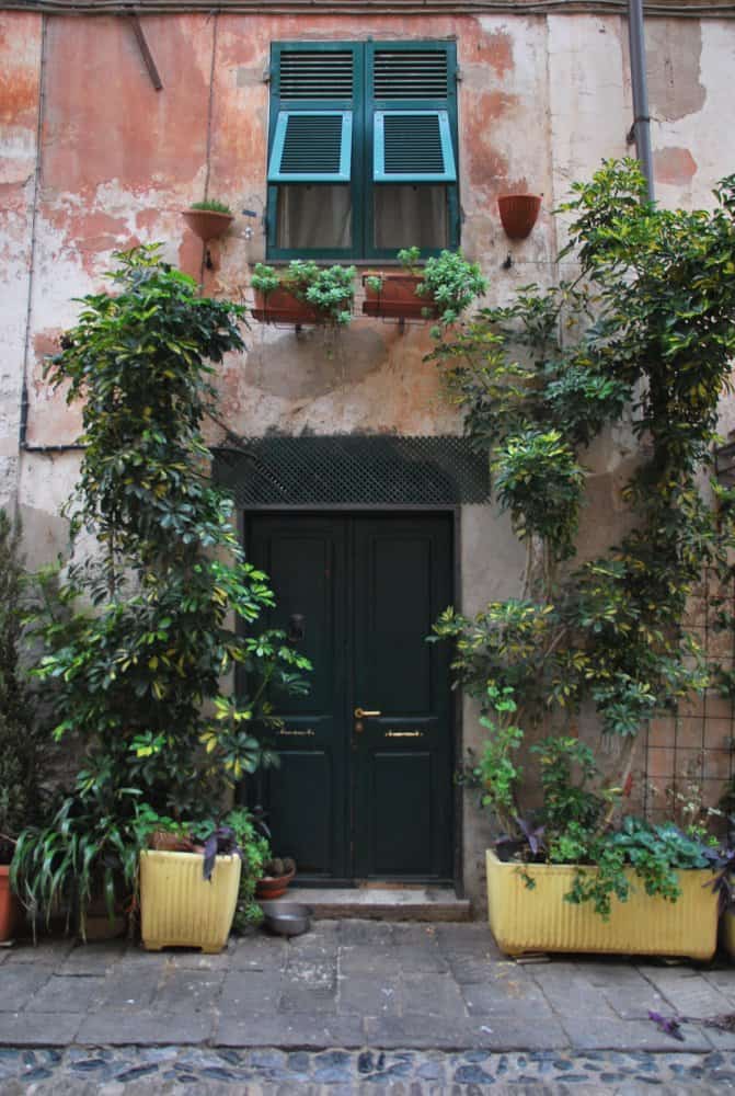 Italia, Finalborgo – porta e piante, dicembre 2012 (Liguria)