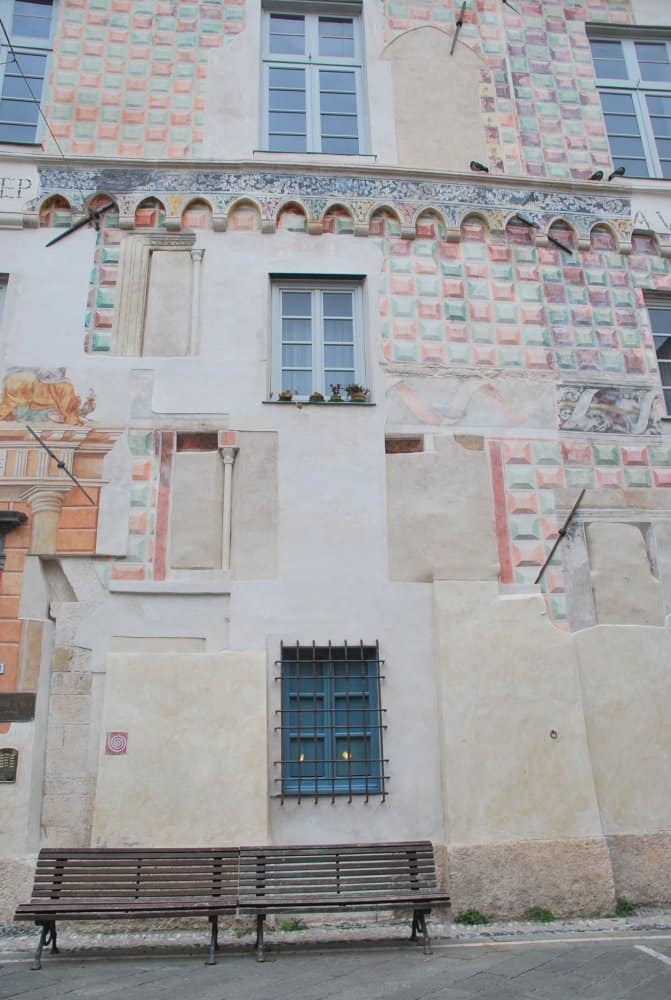 Italia, Finalborgo – panchina e muro disegnato, dicembre 2012 (Liguria)