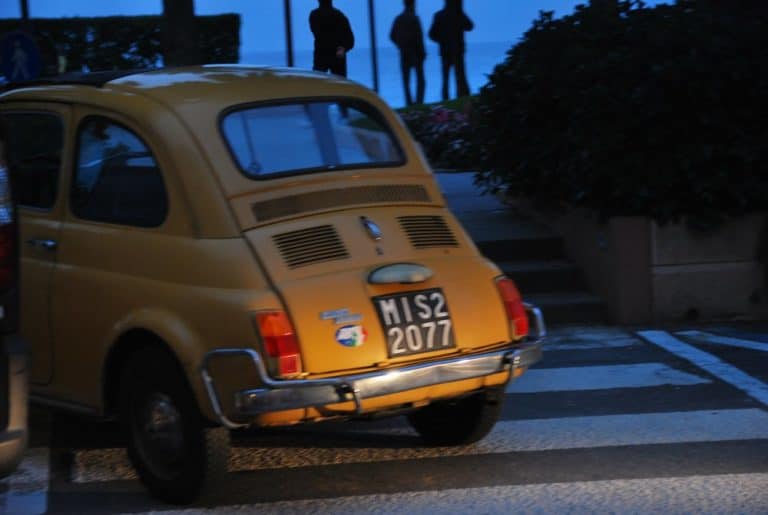 イタリア、フィナーレ・リグレ－小さい黄色い車 2012年12月 (リグーリア)
