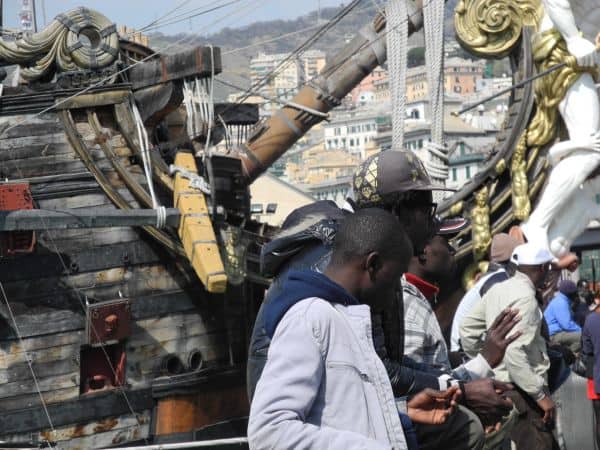 Venditori di prodotti contraffatti a Genova