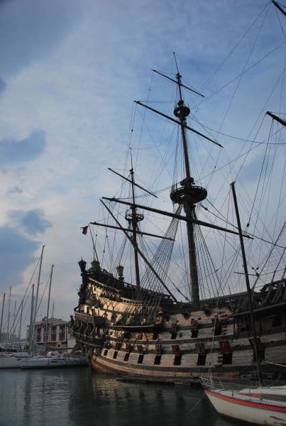La nave dei pirati nel porto di Genova